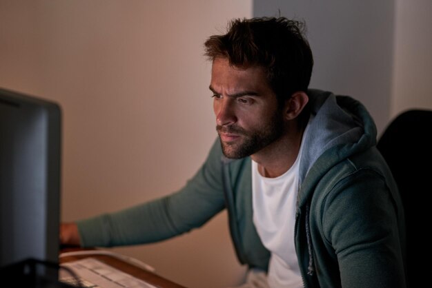 Trabajo remoto preocupación y hombre pensando con la computadora en la oficina de casa para glitch 404 o alerta de estafa PC independiente y escritor lectura de boletines y investigación de noticias falsas para chismes o artículos de celebridades