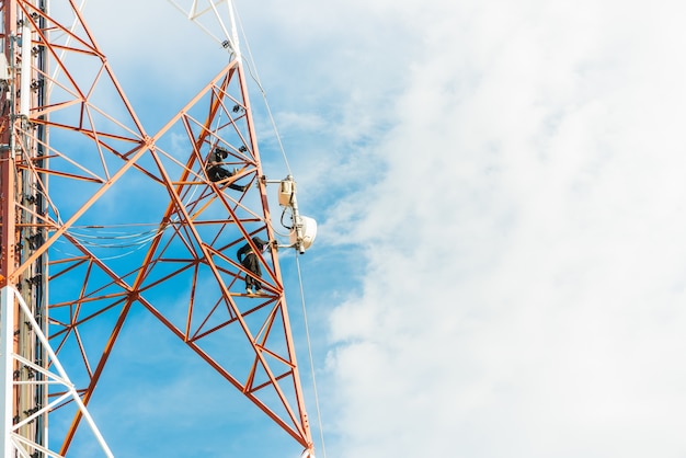 trabajo de los trabajadores en la torre móvil