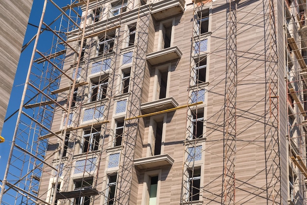 Trabajos de acabado en la fachada de un nuevo edificio residencial.