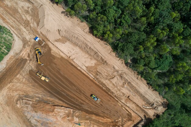 Trabajos de construcción de carreteras en vista aérea.