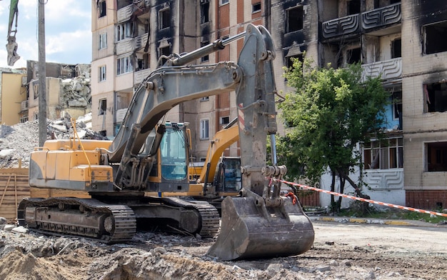 Trabajos de construcción en la demolición de apartamentos de varios pisos Valla hecha de advertencia roja y blanca