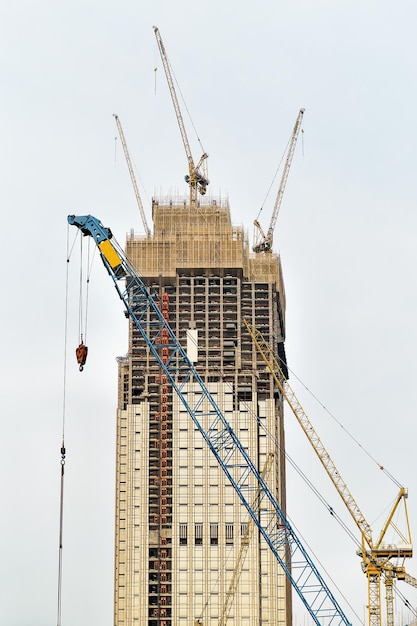 Trabajos de construcción entre el rascacielos de cristal en Hong Kong