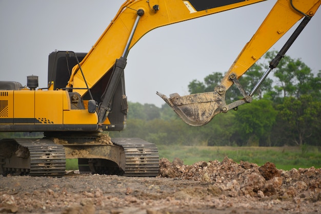 Trabajos de excavación en el sitio de construcción.