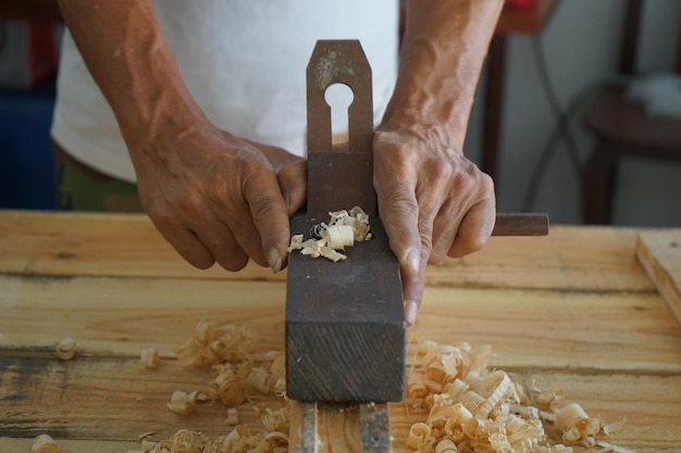 Trabajos de madera y fabricación de muebles conceptos carpinteros están usando spokeshave para decorar los trabajos de madera