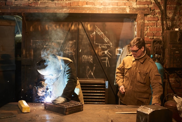 Trabajos de soldadura en el taller.