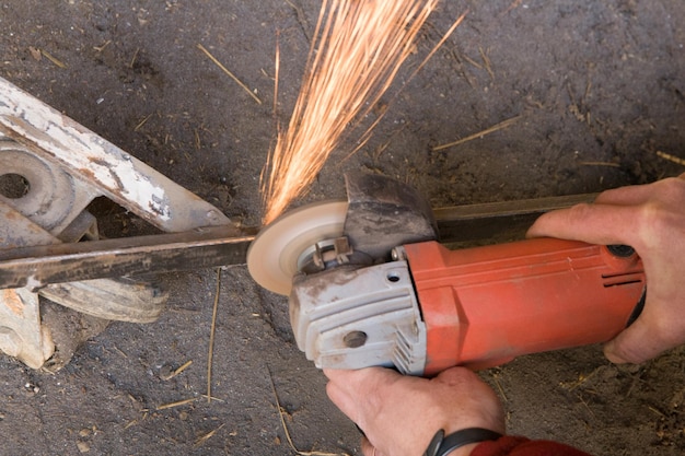 Trabalhador a cortar metal com máquina de moagem