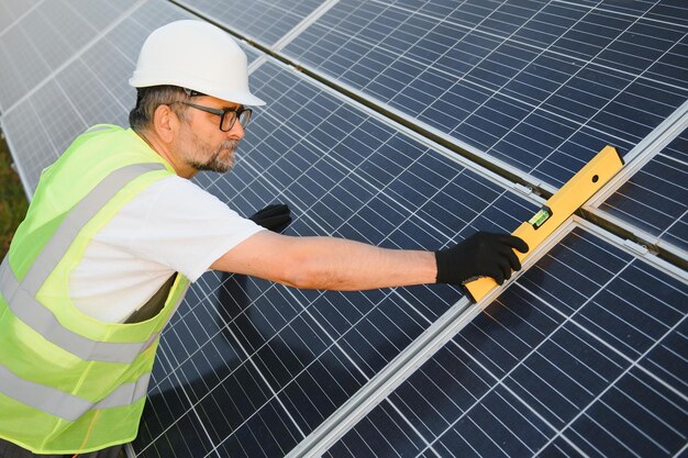 Foto trabalhador a instalar painéis solares ao ar livre