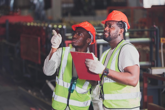 Trabalhador afro-americano verificando o sistema de segurança na fábrica