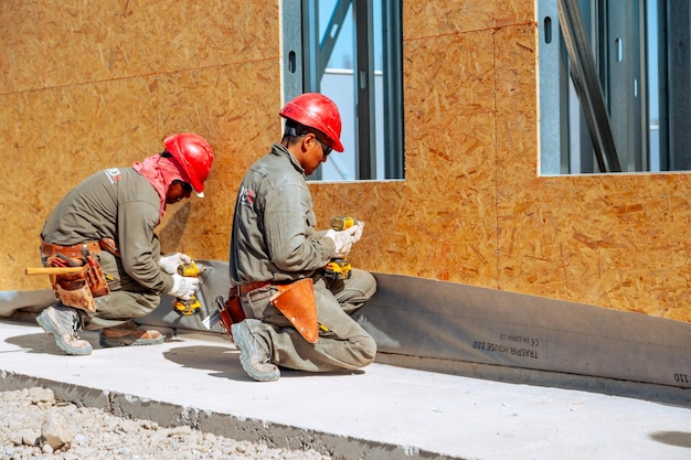 Trabalhador com capacete vermelho trabalhando em um local de construção