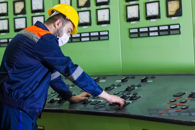 trabalhador com máscara de proteção trabalhador com máscara médica trabalhador de construção com capacete amarelo