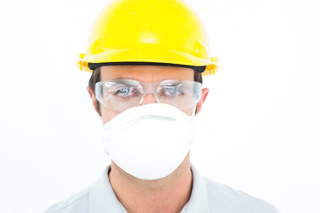 Trabalhador com máscara protetora e óculos