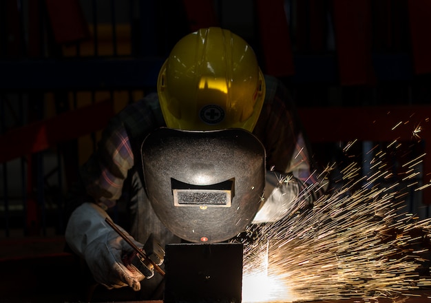 Trabalhador, com, máscara protetora, metal soldadura