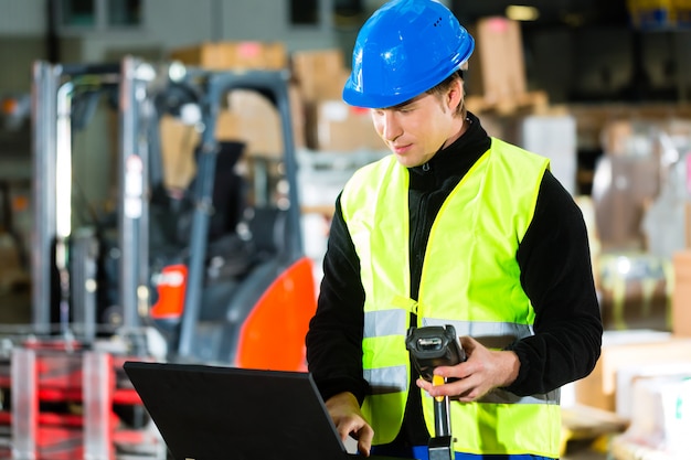 Trabalhador com scanner e laptop no encaminhamento