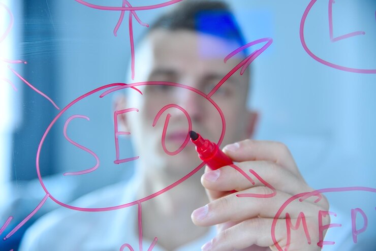 Foto trabalhador comercial escrevendo diagrama seo em tecnologia web de tela transparente e conceito de marketing de busca