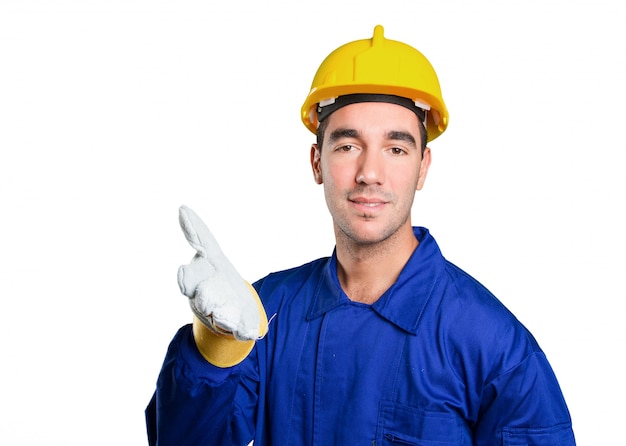 Trabalhador confiante com gesto de aperto de mão no fundo branco