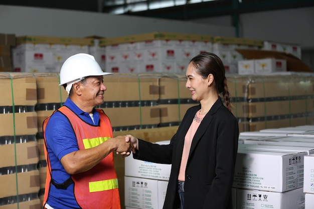 Trabalhador controlando o trabalho da máquina na linha de produção na indústria de bebidas