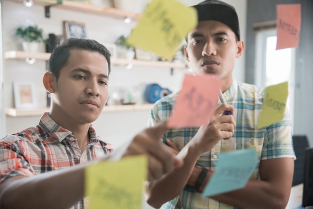 Trabalhador criativo de brainstorming com parceiro