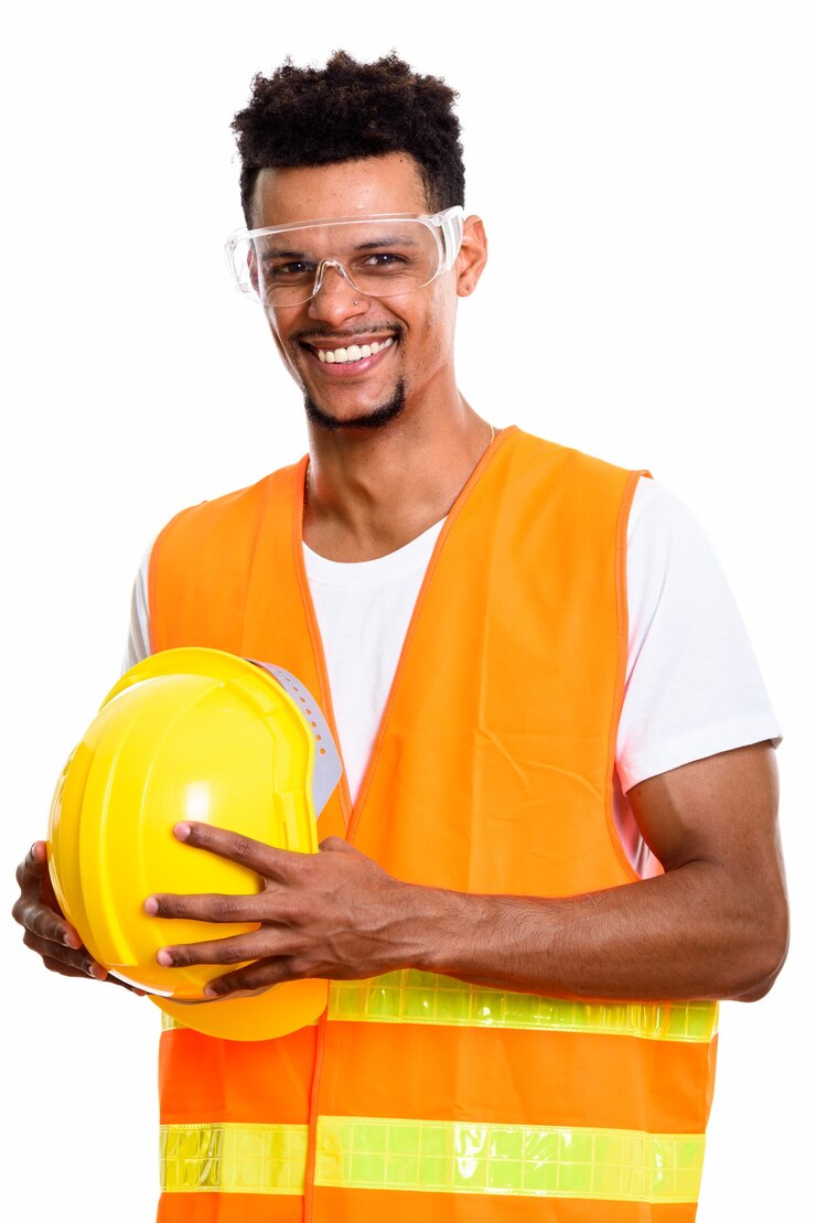 Foto trabalhador da construção civil africano feliz pensativo, sorrindo enquanto segura o capacete de segurança