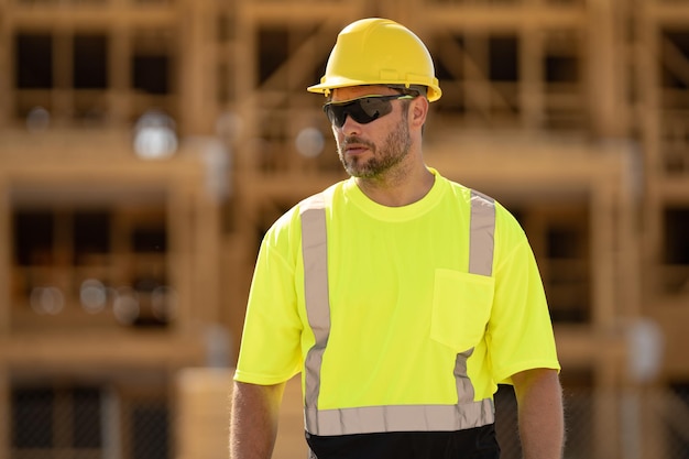 Trabalhador da construção civil com capacete de capacete no canteiro de obras trabalhador engenheiro de construção no construtor