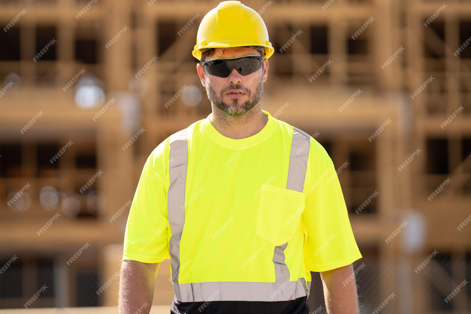 Construtor De Capacete Na Quebra De Café No Canteiro De Obras Construção Da  Casa De Madeira Americana. Trabalhador Humano Com Capa Foto de Stock -  Imagem de inspetor, ruptura: 277690086