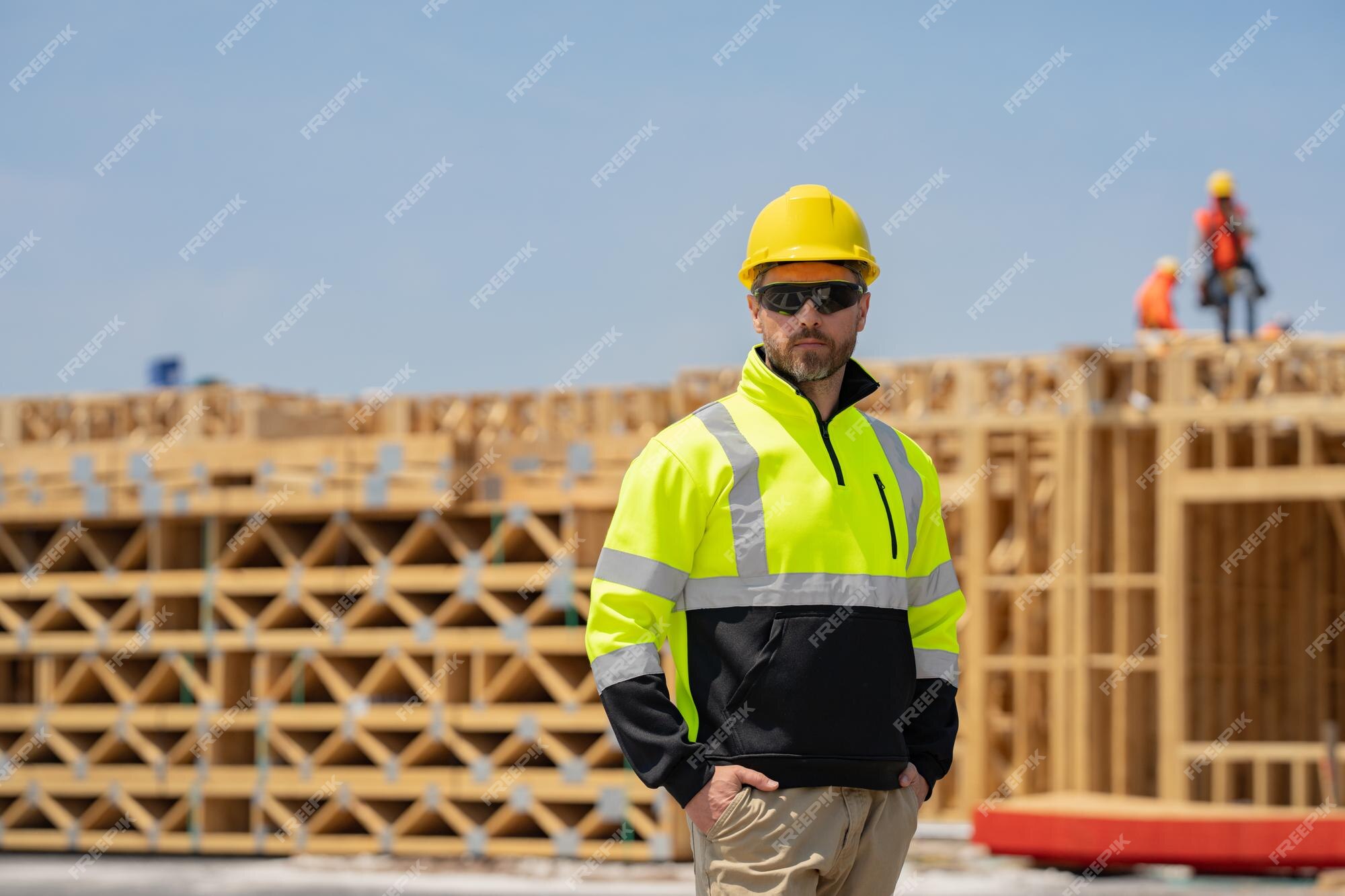 Trabalhador Da Construção Civil Em Casa Em Construção. Trabalhador Da  Construção De Um Homem, Um Local De Trabalho. Retrato Do Con Imagem de  Stock - Imagem de trabalhador, projeto: 276287715