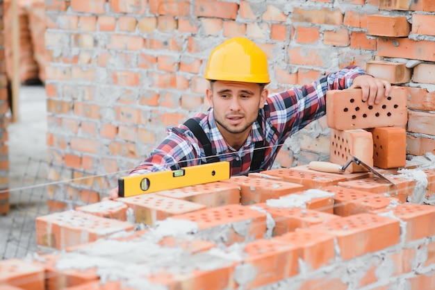 Foto trabalhador da construção civil em uniforme e equipamento de segurança tem trabalho na construção de tema industrial