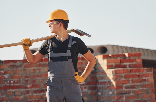 Trabalhador da construção civil em uniforme e equipamento de segurança tem trabalho na construção