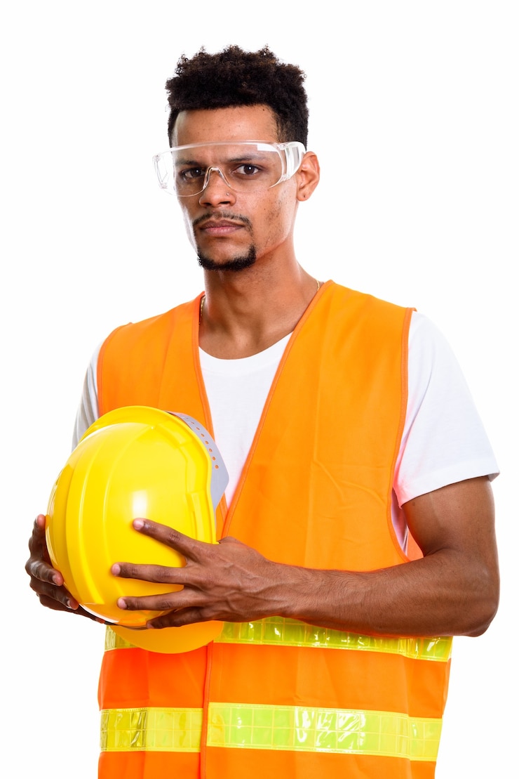 Foto trabalhador da construção civil jovem africano segurando um capacete de segurança com as duas mãos