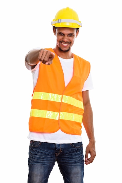 Trabalhador da construção civil jovem feliz africano sorrindo enquanto aponta para a câmera