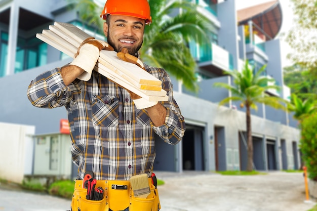 Foto trabalhador da construção civil no canteiro de obras