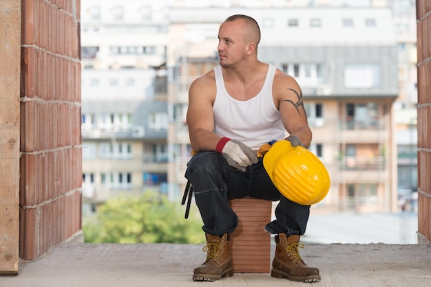 Trabalhador da construção civil relaxando o ar fresco durante o trabalho