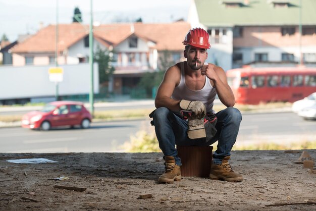 Trabalhador da construção civil relaxando o ar fresco durante o trabalho