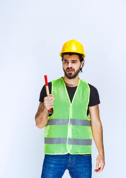 Trabalhador da construção civil segurando um martelo de garra.