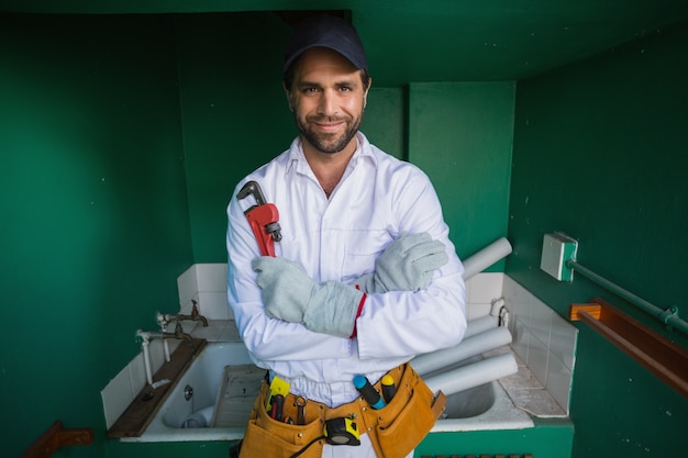 Foto trabalhador da construção civil sorridente da câmera