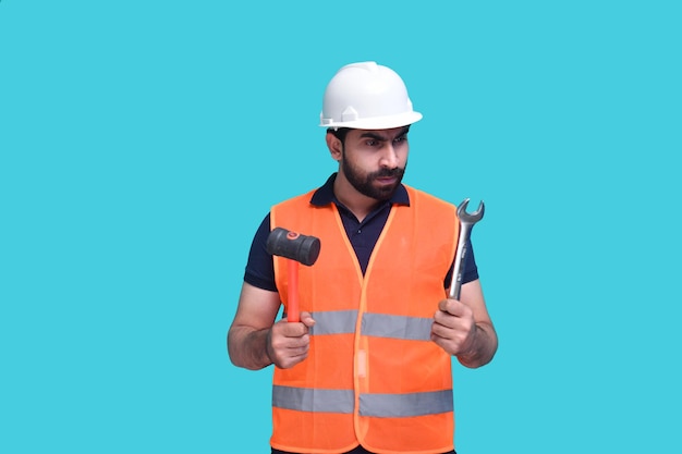 trabalhador da construção civil usando chave de segurança e martelo modelo indiano do Paquistão