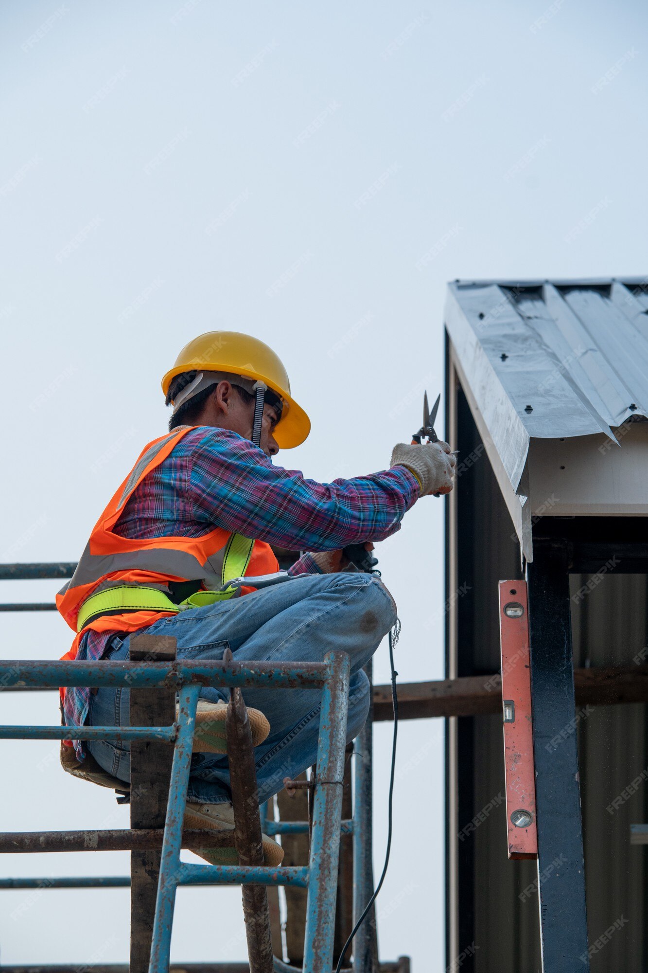 Trabalhador Da Construção Civil Em Casa Em Construção. Trabalhador Da  Construção De Um Homem, Um Local De Trabalho. Retrato Do Con Foto de Stock  - Imagem de casa, empregado: 278076726