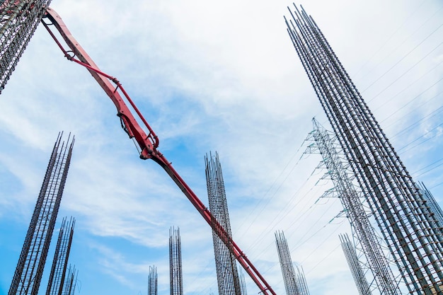 Foto trabalhador da construção verter concreto durante o betonamento comercial de pisos de edifícios em canteiros de obras e engenheiro civil construção e reforço de concreto