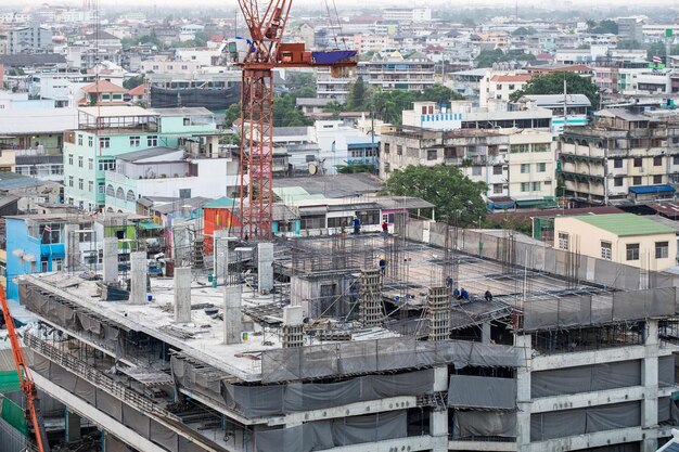 Trabalhador da indústria da construção e torre de construção