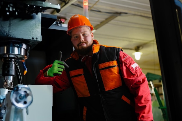 Trabalhador da indústria inserindo dados na máquina CNC na fábrica