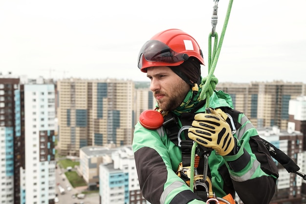 Trabalhador de alpinismo industrial durante o trabalho de arranha-céus