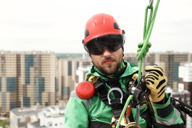 Trabalhador de alpinismo industrial durante o trabalho de arranha-céus