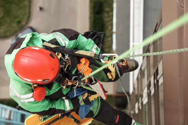 Trabalhador de alpinismo industrial durante o trabalho de arranha-céus