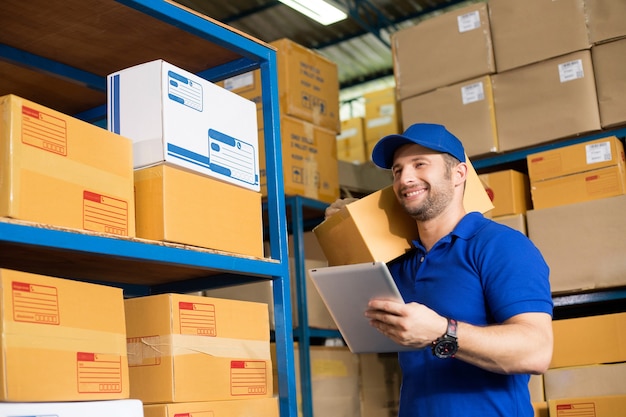 Foto trabalhador de armazém verificando produtos de estoque na loja