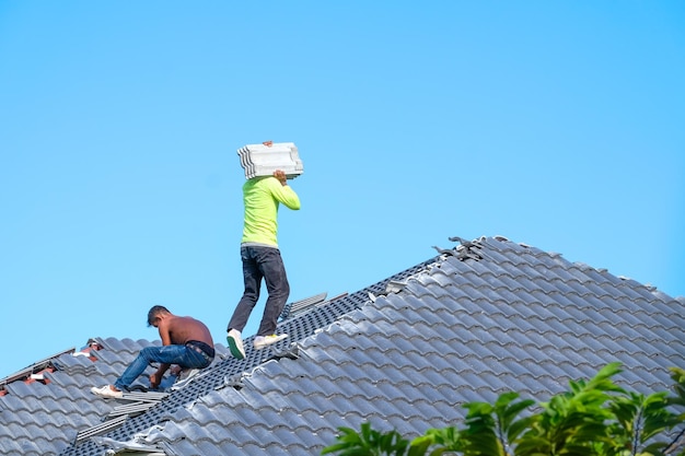 Trabalhador de casa fazendo coberturas sem conceito de segurança de trabalho de construção de casa de equipamentos de proteção de segurança