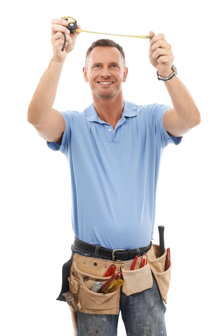 Foto trabalhador de construção de fita métrica e homem com ferramentas para manutenção de engenharia e construção serviço de reparo de trabalho manual e construtor de empreiteiro e faz-tudo com cinto de engrenagem em fundo branco
