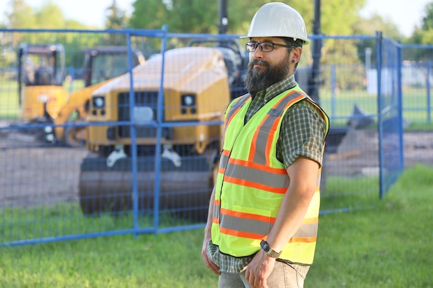 Trabalhador de construção de retrato de construtor ao ar livre