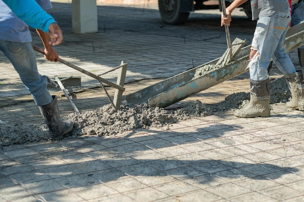 trabalhador de construção ferros de construção concreto e equipamentos