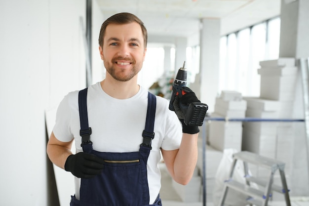 Trabalhador de construção instala paredes secas de gesso em uma construção