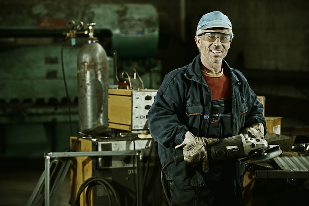 Trabalhador de corte de ferro com ferramenta profissional