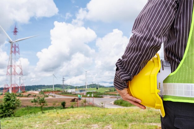 Trabalhador de engenharia no canteiro de obras de usina de energia eólica